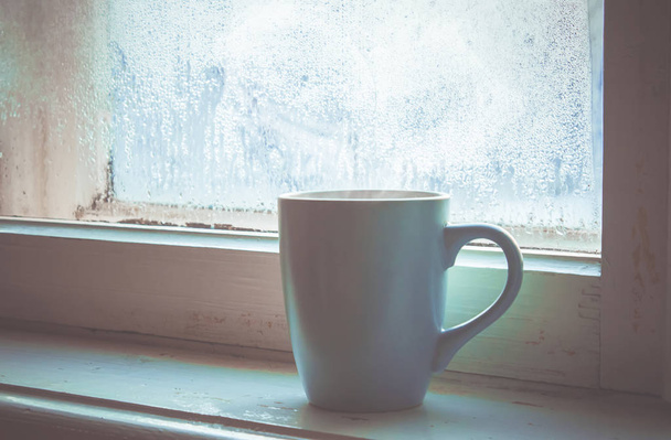 tasse de thé sur le rebord de la fenêtre. focus sélectif
.   - Photo, image