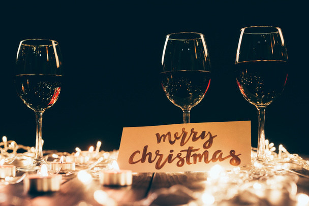 Red wine and merry christmas card - Foto, afbeelding