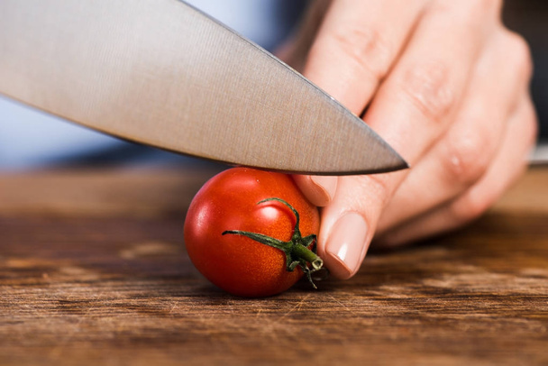 mujer cortando tomate cherry
 - Foto, Imagen