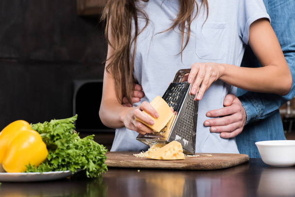 woman grating cheese - Foto, afbeelding