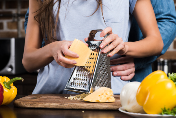 Mujer rallando queso
 - Foto, Imagen