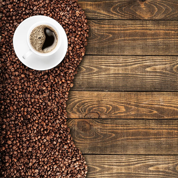 Чашка гарячої кави з квасолею
 - Фото, зображення