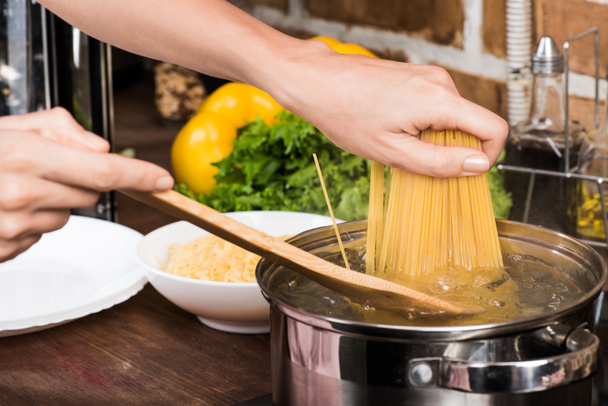 vrouw koken van pasta voor het diner - Foto, afbeelding