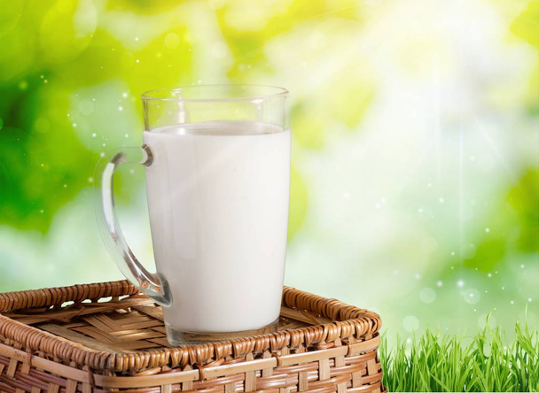 Pohár friss tejért a elmosódott háttér  - Fotó, kép