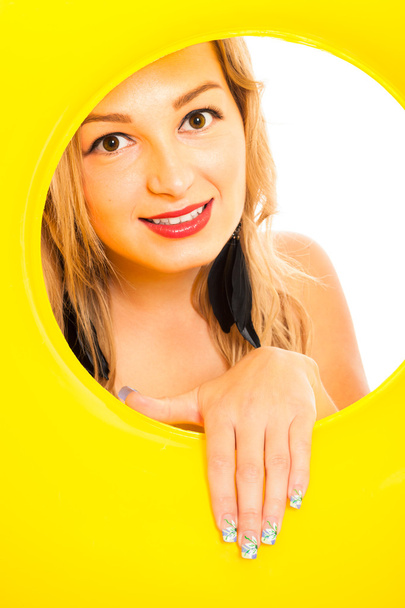 Mulher atraente com anel de borracha amarela - Foto, Imagem