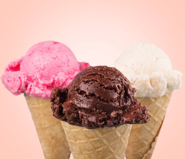 Различные шарики мороженого в вафельных рожках
 - Фото, изображение