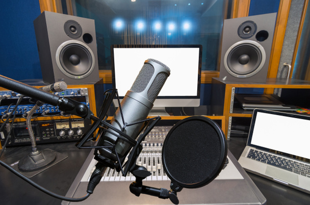 professionelles Studiomikrofon über Musikstudio - Foto, Bild