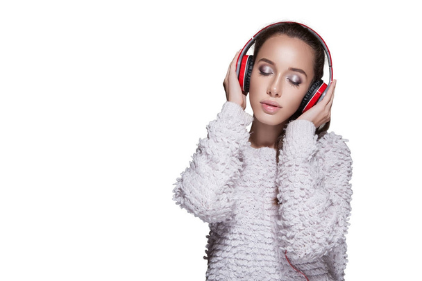 woman listening to music with red headphones - Zdjęcie, obraz