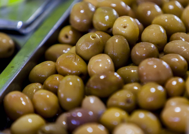 свіжі оливки на ринку
 - Фото, зображення
