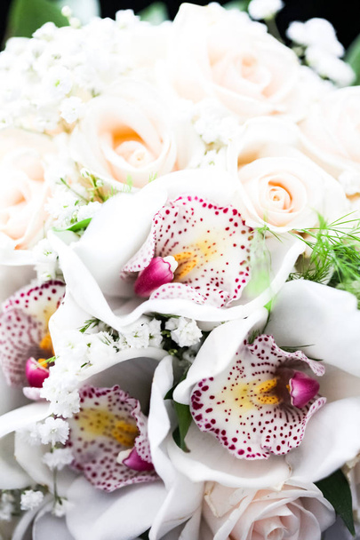 Μπουκέτο με τριαντάφυλλα και λευκές ορχιδέες - Φωτογραφία, εικόνα