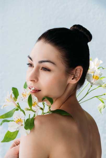 Beautiful woman with white lilies - Fotografie, Obrázek