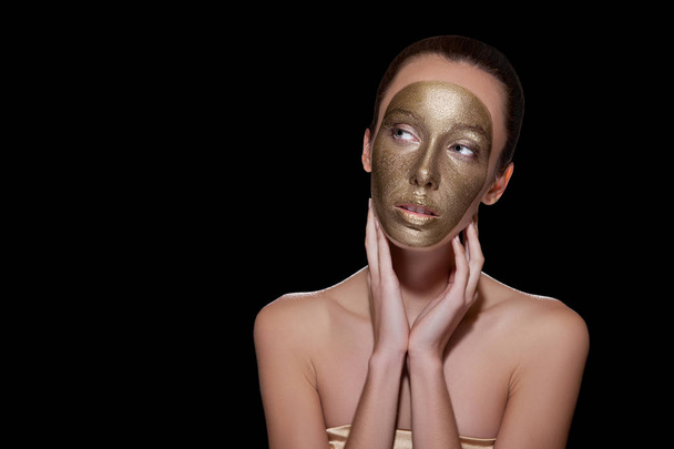 γυναίκα με χρωματιστά χρυσή πρόσωπο - Φωτογραφία, εικόνα