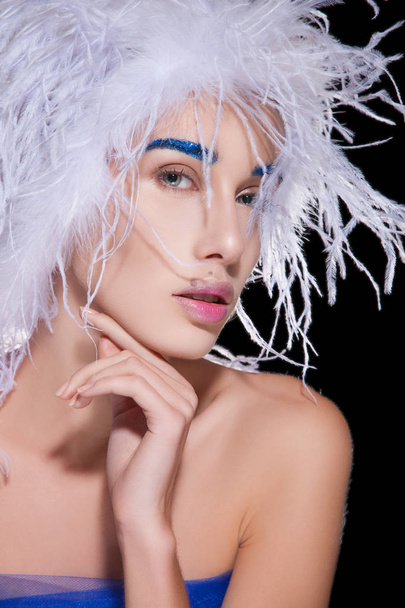 Woman in fluffy hat and blue eyebrows - Foto, immagini