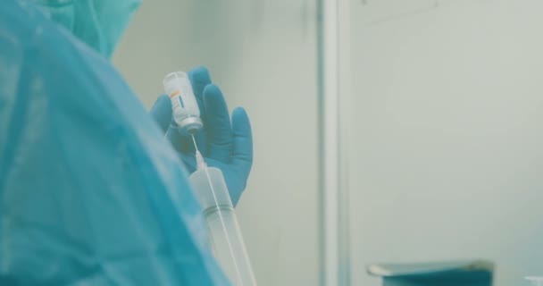 Oncologie apotheker voorbereiding chemothrapy drugs in een ziekenhuis - Video