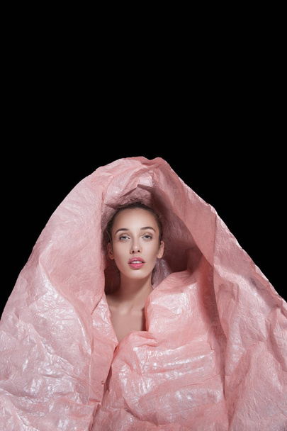 model standing in pink crumpled paper - Foto, Imagen