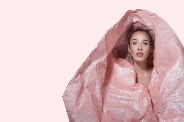 model standing in pink crumpled paper - Foto, Imagen