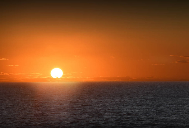 Dramática puesta de sol sobre el mar - Foto, imagen