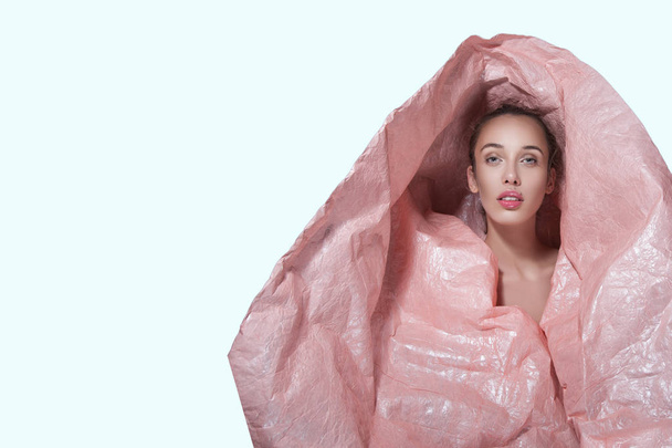 model standing in pink crumpled paper - Foto, imagen