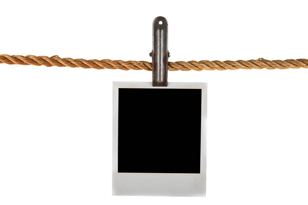 Foto vieja sobre una cuerda aislada sobre un fondo blanco
 - Foto, Imagen