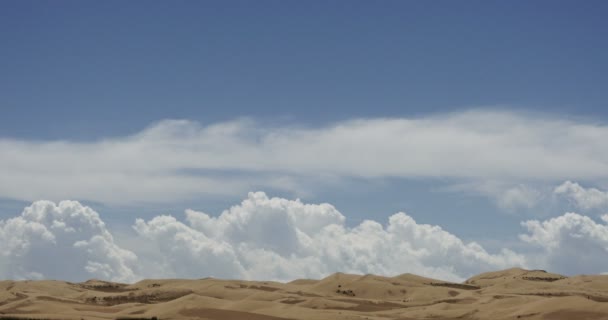 4 k timelapse large wit gezwollen cloud massa kantelen woestijn zandduinen. - Video