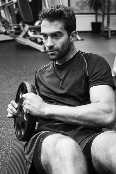 Man weight training in gym - Фото, изображение
