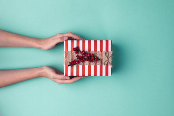 Noel hediyesini tutan eller - Fotoğraf, Görsel