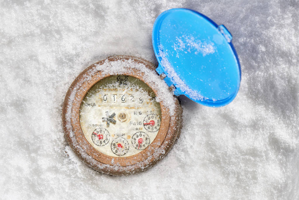 Розбите скло на годиннику лічильника води в снігу- нижче нуля
 - Фото, зображення