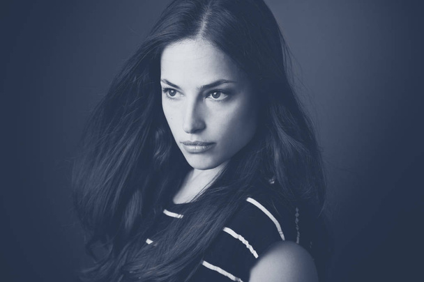 aistillinen tummat hiukset nuori nainen muotokuva bw studio ammuttu
 - Valokuva, kuva