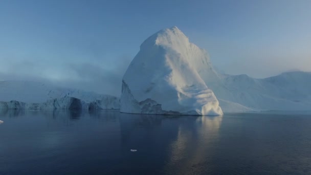 Arctic Icebergs Groenland in the arctic sea. Vous pouvez facilement voir que l'iceberg est au-dessus de la surface de l'eau et sous la surface de l'eau
.  - Séquence, vidéo