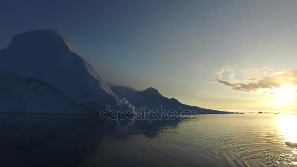 Iceberg artici Groenlandia nel Mar Artico. Si può facilmente vedere che l'iceberg è sopra la superficie dell'acqua, e sotto la superficie dell'acqua
.  - Filmati, video