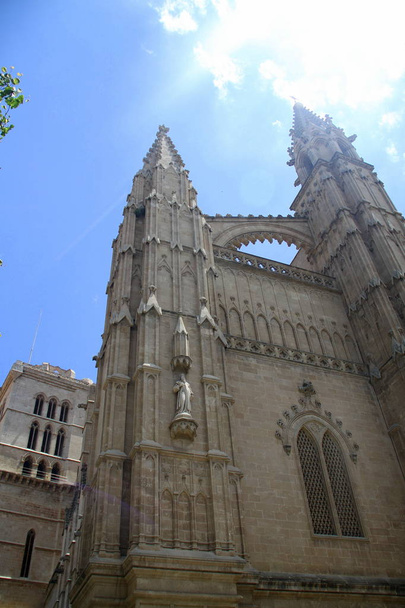 Gran catedral tallada
 - Foto, Imagen