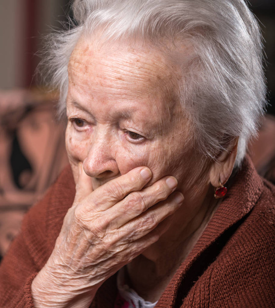 Portrait de vieille femme triste aux cheveux gris
 - Photo, image