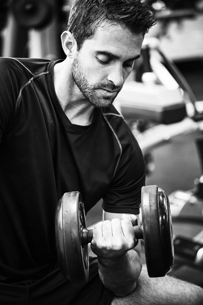 Man lifting dumbbell  - Foto, afbeelding