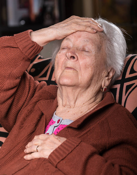 Régi szürke hajú nő szenved fejfájás - Fotó, kép