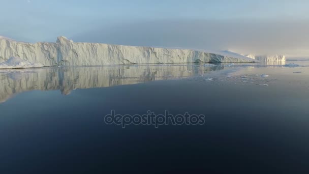 Арктичний айсбергів Гренландії в арктичні моря. Ви можете легко бачити, що айсберг знаходиться над поверхнею води і нижче поверхні води.  - Кадри, відео