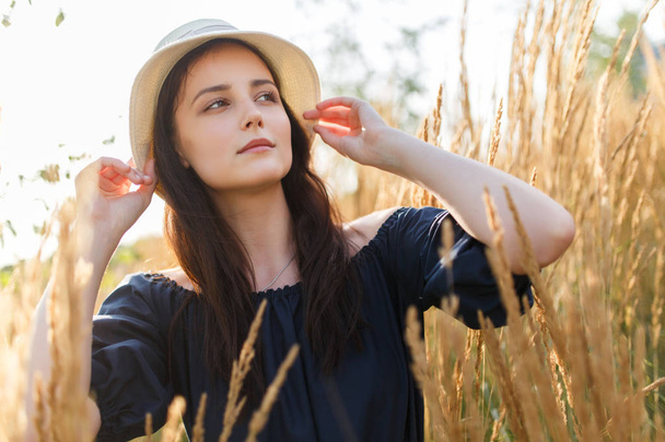 Εικόνα από νεαρή γυναίκα με το καπέλο στο πεδίο σιτάρι - Φωτογραφία, εικόνα