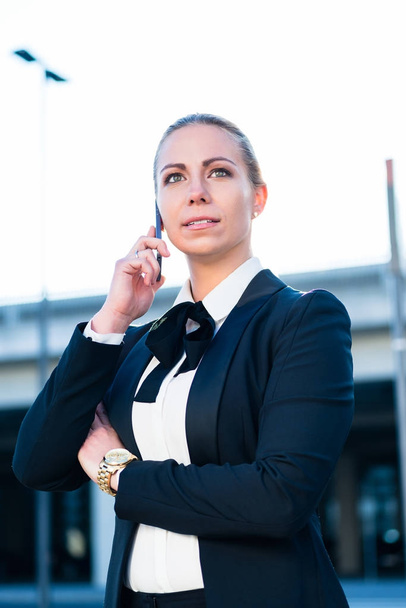 Businesswoman talking on smartphone  - Foto, imagen