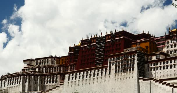 4k Potala in Lhasa, Tibet, weiße, geschwollene Wolkenmasse am blauen Himmel. - Filmmaterial, Video