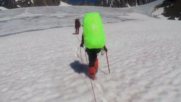 ορειβάτες ανεβαίνουν στο διάσελο του βουνού - Πλάνα, βίντεο