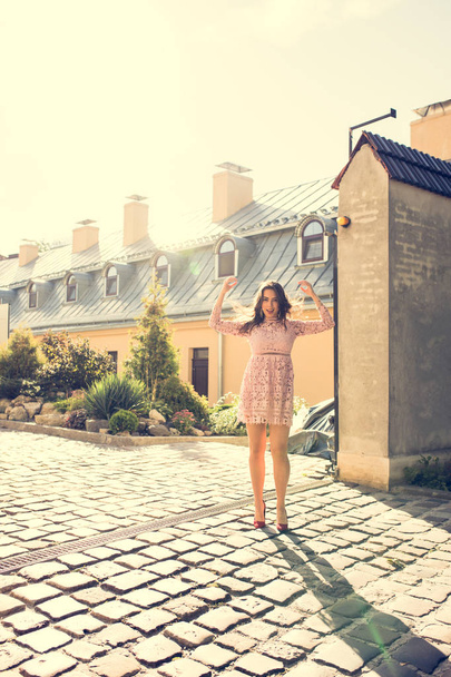 Güneş ışınlarının poz şeffaf elbise muhteşem genç modeli  - Fotoğraf, Görsel