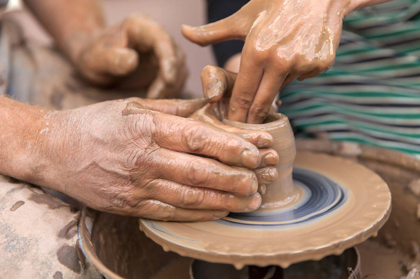 Produzione di ceramiche. Mani che lavorano sulla ruota della ceramica
 - Foto, immagini