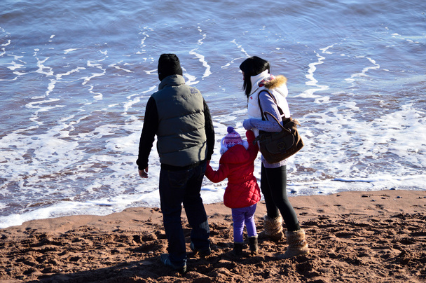 Familia en la orilla del mar
 - Foto, Imagen