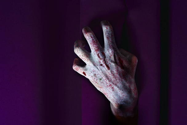 zombi mano saliendo de detrás de una cortina de escenario
 - Foto, Imagen