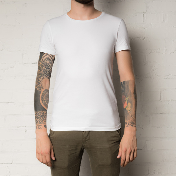 hombre en blanco camiseta blanca - Foto, imagen