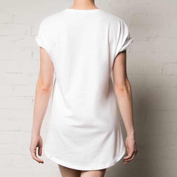 空白の白い t シャツの女性 - 写真・画像