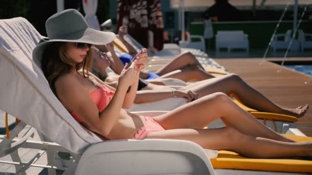 fashion women take sunbath - Materiał filmowy, wideo