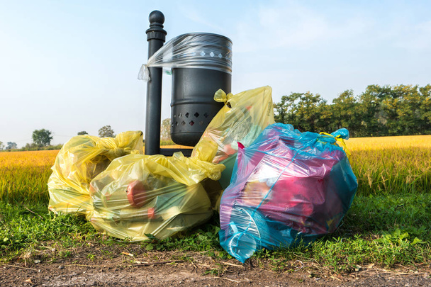 çim yakın terk edilmiş çöp torbaları - Fotoğraf, Görsel