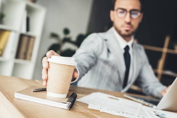 hombre de negocios tomando taza de café desechable
 - Foto, Imagen
