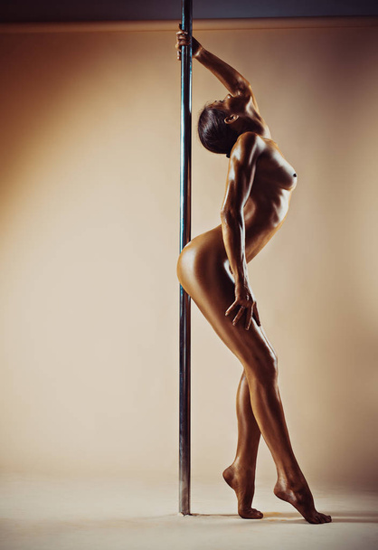 Nude pole dance woman - Foto, imagen
