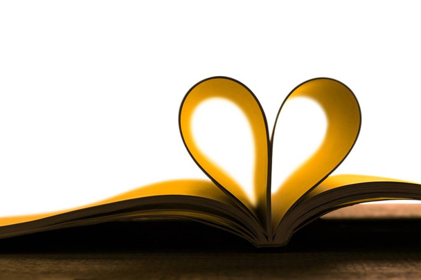 Vendégkönyv lapjai a szív alakú elszigetelt fehér background - Fotó, kép